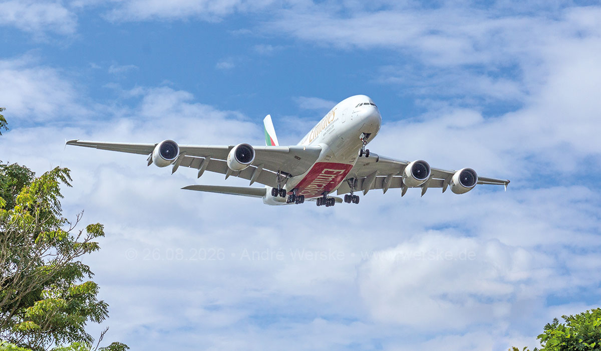 Airbus A380 beim Landeanflug in Düsseldorf-Lohausen