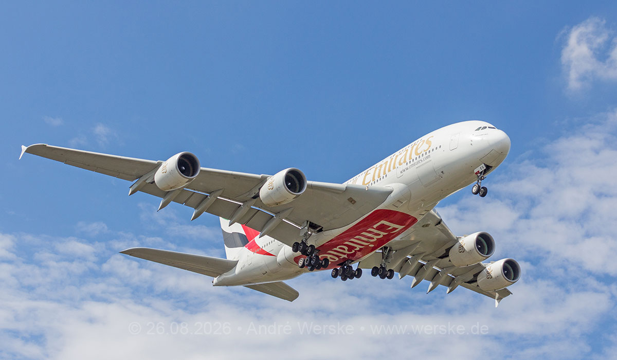 Airbus A380 beim Landeanflug in Düsseldorf-Lohausen