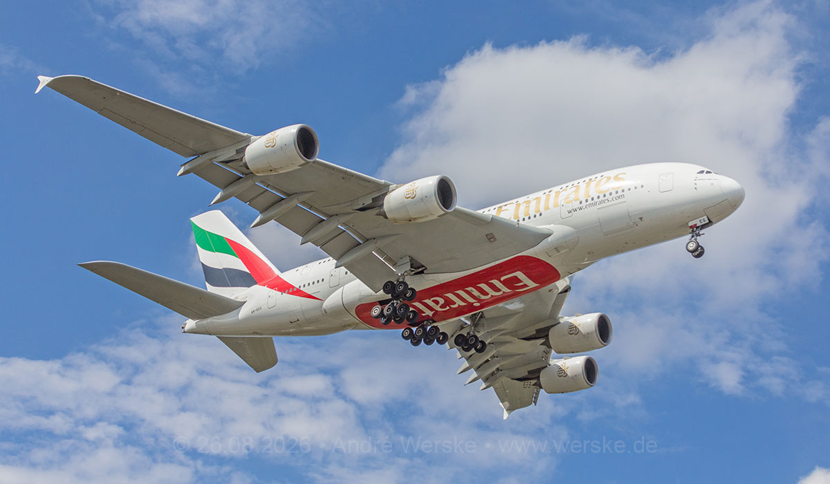 Airbus A380 beim Landeanflug in Düsseldorf-Lohausen