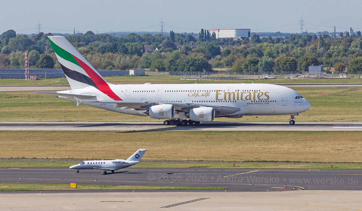 Düsseldorf Flughafen: Airbus A380 auf der Startbahn