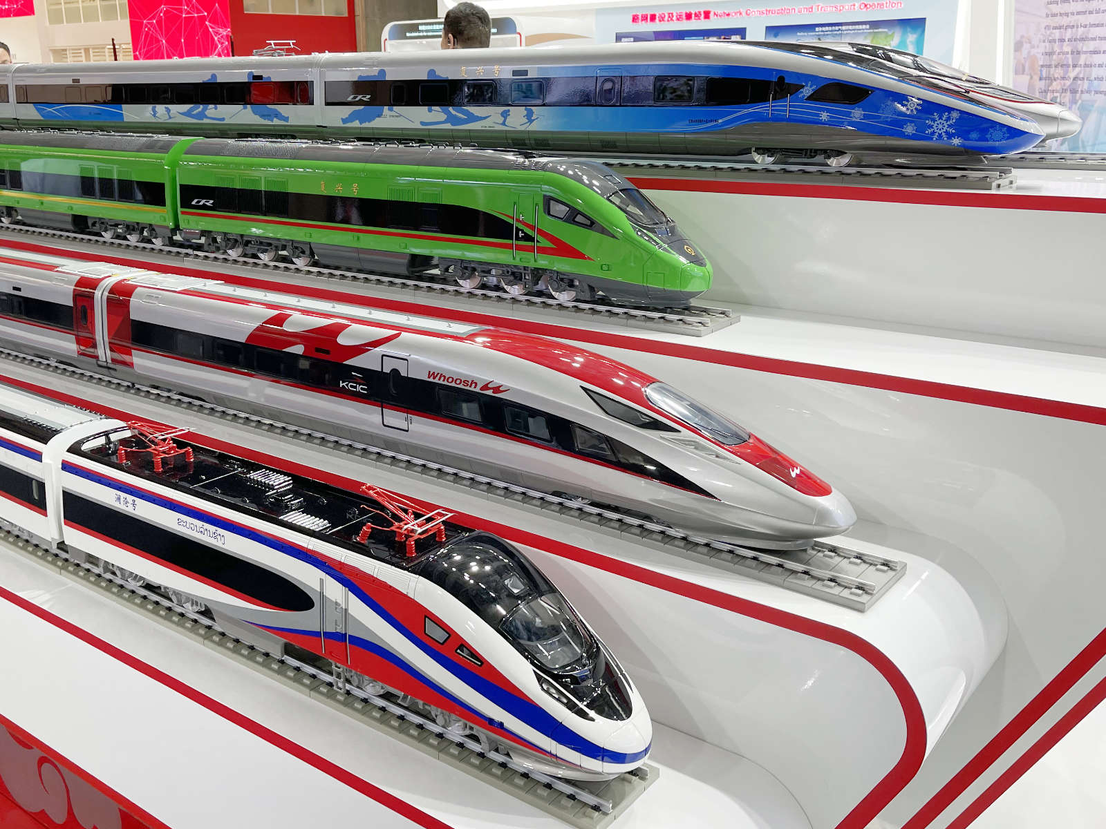 Fuxing Hochgeschwindigkeitszüge von CRRC als Modelle auf der InnoTrans 2024 in Berlin